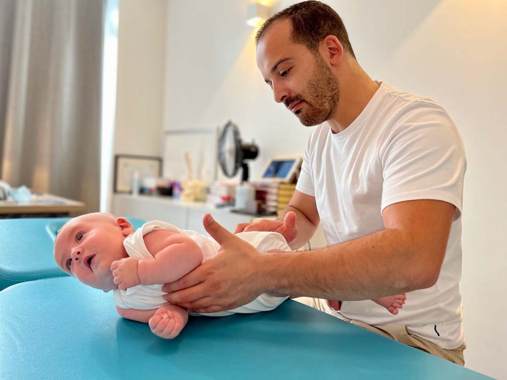 Anthony Fossaceca pratique une séance d'ostéopathie sur un bébé